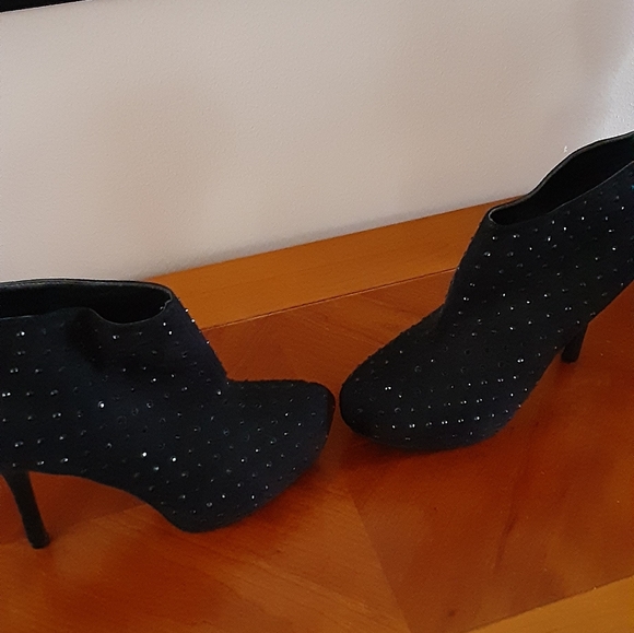 Shoes - Picture 3 of 4